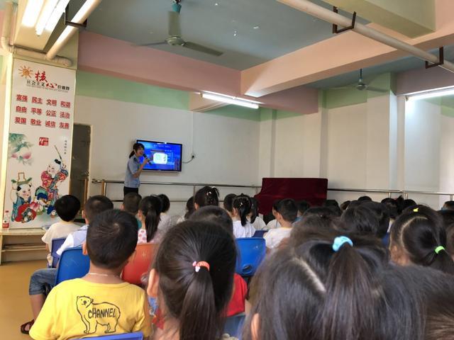 萬江交警走進勝利幼兒園開展交通安全宣傳活動/ 萬江交警走進勝利幼兒園開展交通安全宣傳活動