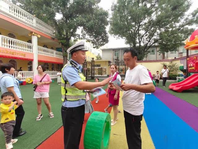 潼關交警走進幼兒園 上好“新學期交通安全第一課” 潼關交警走進幼兒園 上好“新學期交通安全第一課”