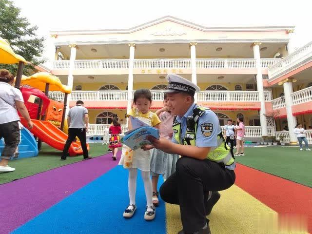 潼關交警走進幼兒園 上好“新學期交通安全第一課” 潼關交警走進幼兒園 上好“新學期交通安全第一課”
