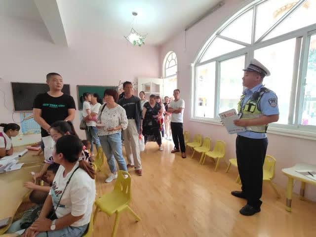 潼關交警走進幼兒園 上好“新學期交通安全第一課” 潼關交警走進幼兒園 上好“新學期交通安全第一課”