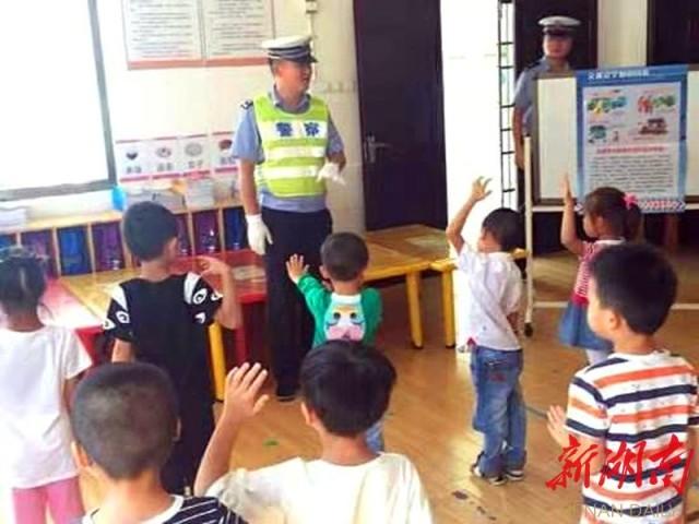屈原交警開展暑期幼兒園交通安全教育宣傳