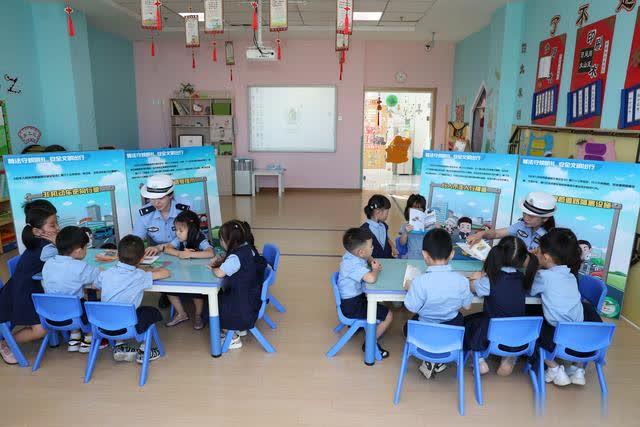 開學首日交警阿姨來講課 幼兒園小朋友在歡笑中學交通安全 開學首日交警阿姨來講課 幼兒園小朋友在歡笑中學交通安全