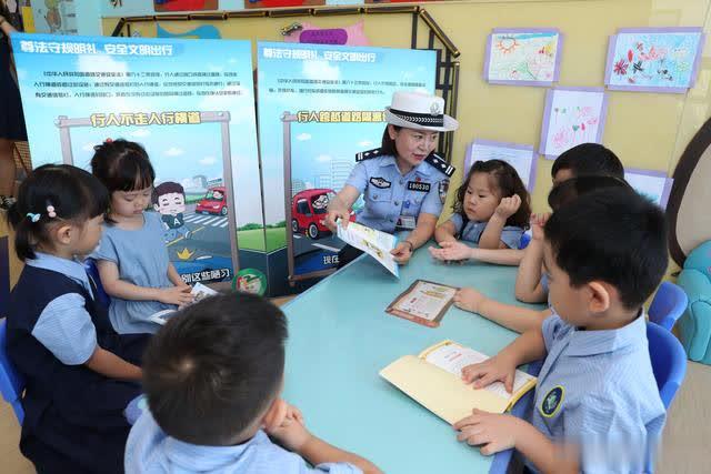 開學首日交警阿姨來講課 幼兒園小朋友在歡笑中學交通安全 開學首日交警阿姨來講課 幼兒園小朋友在歡笑中學交通安全