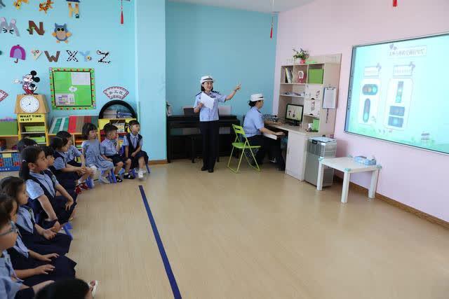 開學首日交警阿姨來講課 幼兒園小朋友在歡笑中學交通安全 開學首日交警阿姨來講課 幼兒園小朋友在歡笑中學交通安全