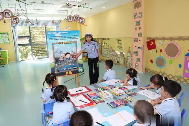 開學首日交警阿姨來講課 幼兒園小朋友在歡笑中學交通安全 開學首日交警阿姨來講課 幼兒園小朋友在歡笑中學交通安全