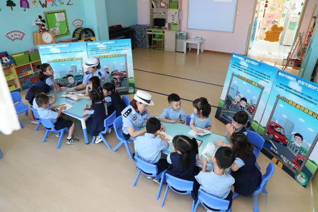 開學首日交警阿姨來講課 幼兒園小朋友在歡笑中學交通安全 開學首日交警阿姨來講課 幼兒園小朋友在歡笑中學交通安全