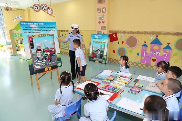 開學首日交警阿姨來講課 幼兒園小朋友在歡笑中學交通安全 開學首日交警阿姨來講課 幼兒園小朋友在歡笑中學交通安全