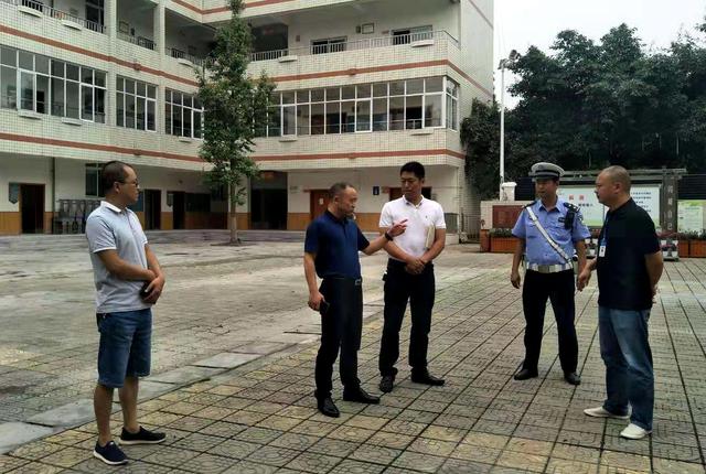 崇州市大劃鎮黨政領導檢查學校、幼兒園開學前安全