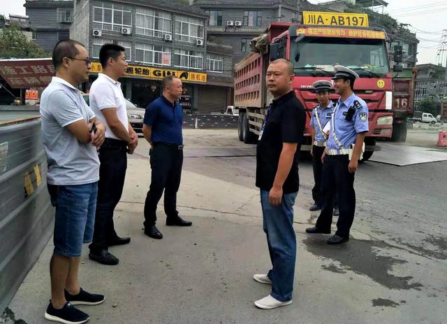 崇州市大劃鎮黨政領導檢查學校、幼兒園開學前安全