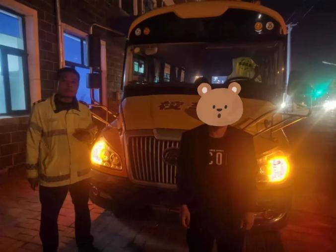 【夏季治安打擊整治“百日行動”】太危險!證不符,七臺河交警依法查獲一輛違法校車 【夏季治安打擊整治“百日行動”】太危險!證不符,七臺河交警依法查獲一輛違法校車