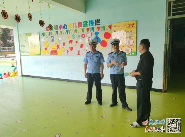 樂平交警進幼兒園開展校車安全大檢查/ 樂平交警進幼兒園開展校車安全大檢查
