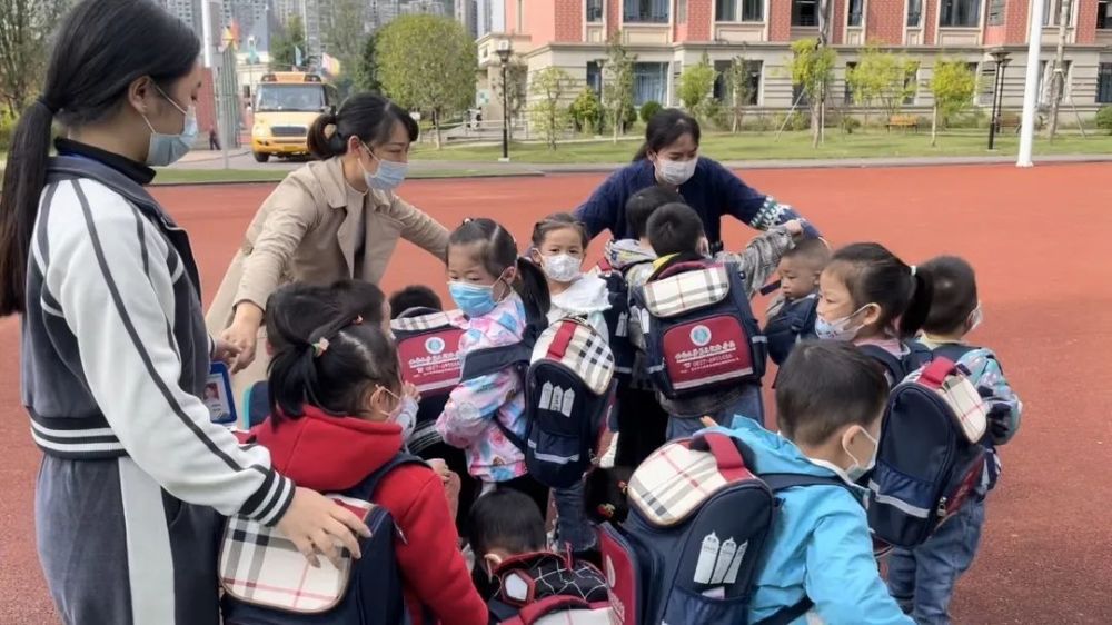 為愛護航，安全抵達——我校附屬幼兒園校車安全演練活動