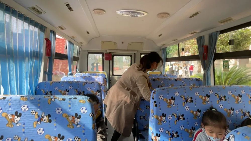 為愛護航，安全抵達——我校附屬幼兒園校車安全演練活動