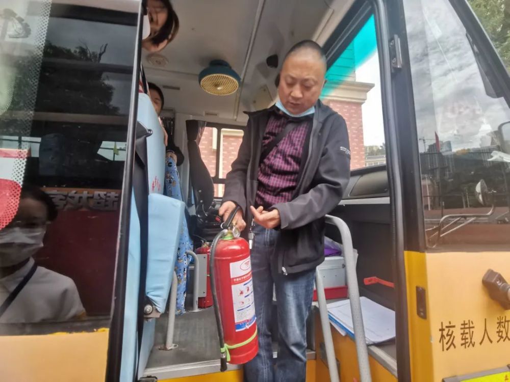 為愛護航，安全抵達——我校附屬幼兒園校車安全演練活動