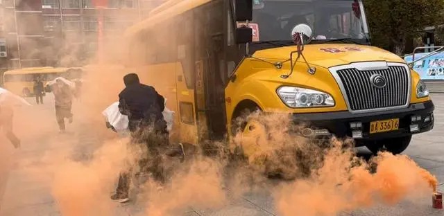 保障校車安全 濟南市開展校車消防及防暴應急演練 保障校車安全 濟南市開展校車消防及防暴應急演練