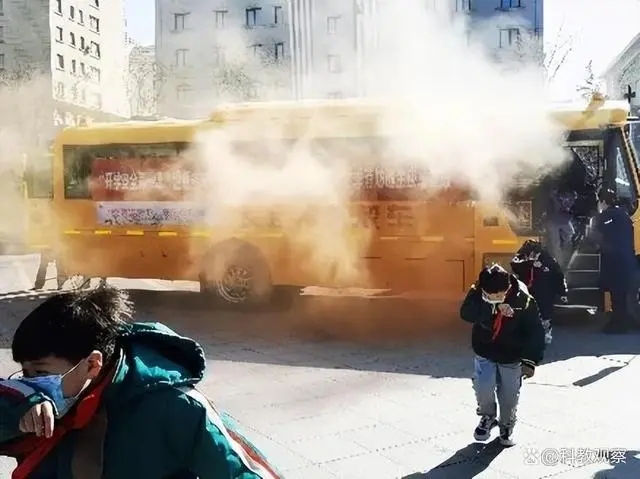 開學(xué)安全第一課——嶗山區(qū)張村河小學(xué)開展校車安全疏散應(yīng)急演練