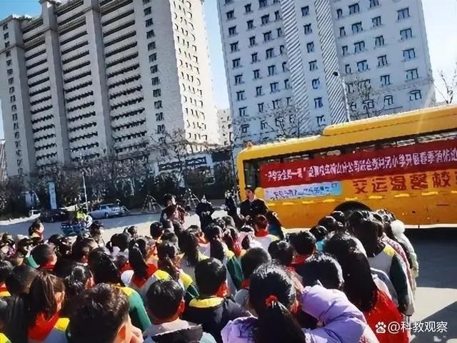 開學(xué)安全第一課——嶗山區(qū)張村河小學(xué)開展校車安全疏散應(yīng)急演練