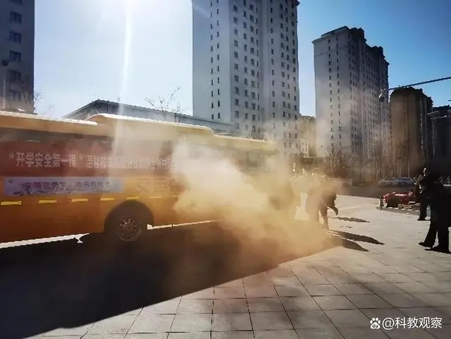 開學(xué)安全第一課——嶗山區(qū)張村河小學(xué)開展校車安全疏散應(yīng)急演練