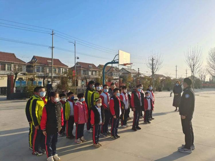 桓臺縣起鳳鎮華溝小學開展校車安全演練活動