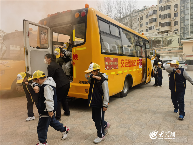 守護安全 青島溫馨校車開展春季綜合應急演練 守護安全 青島溫馨校車開展春季綜合應急演練