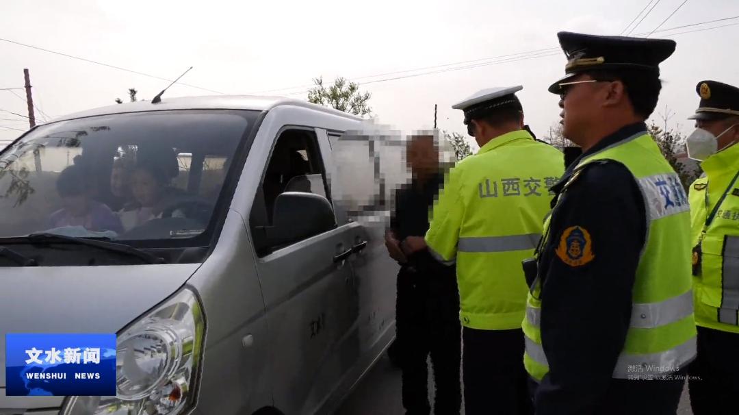 縣交通、交警部門(mén)聯(lián)合查處一起非法超員“無(wú)證校車(chē)”