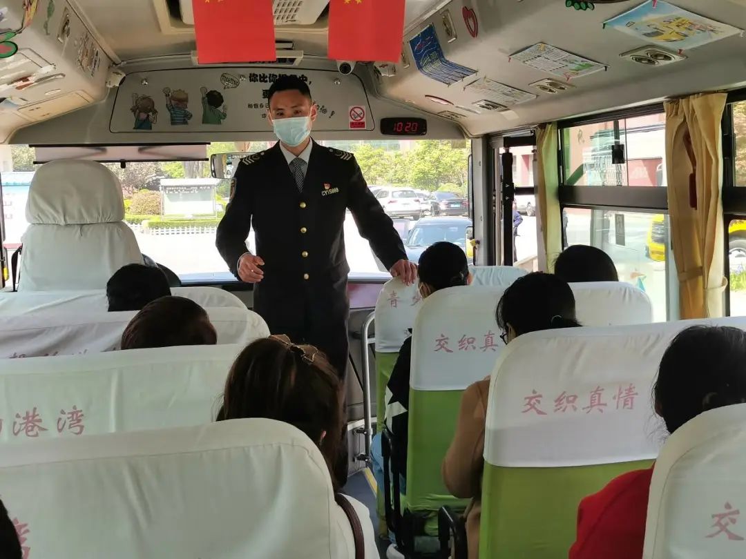 守護(hù)安全 共促發(fā)展 | 城運(yùn)控股集團(tuán)交運(yùn)溫馨校車(chē)城陽(yáng)分公司開(kāi)展應(yīng)急逃生演練活動(dòng) 守護(hù)安全 共促發(fā)展 | 城運(yùn)控股集團(tuán)交運(yùn)溫馨校車(chē)城陽(yáng)分公司開(kāi)展應(yīng)急逃生演練活動(dòng)