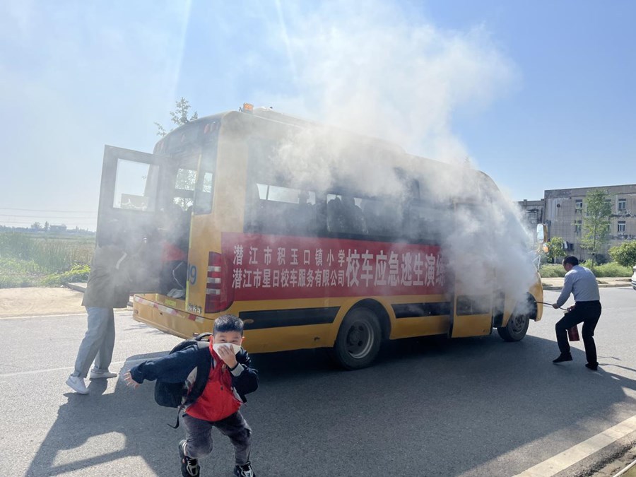 積玉口鎮小學開展校車安全應急疏散演練
