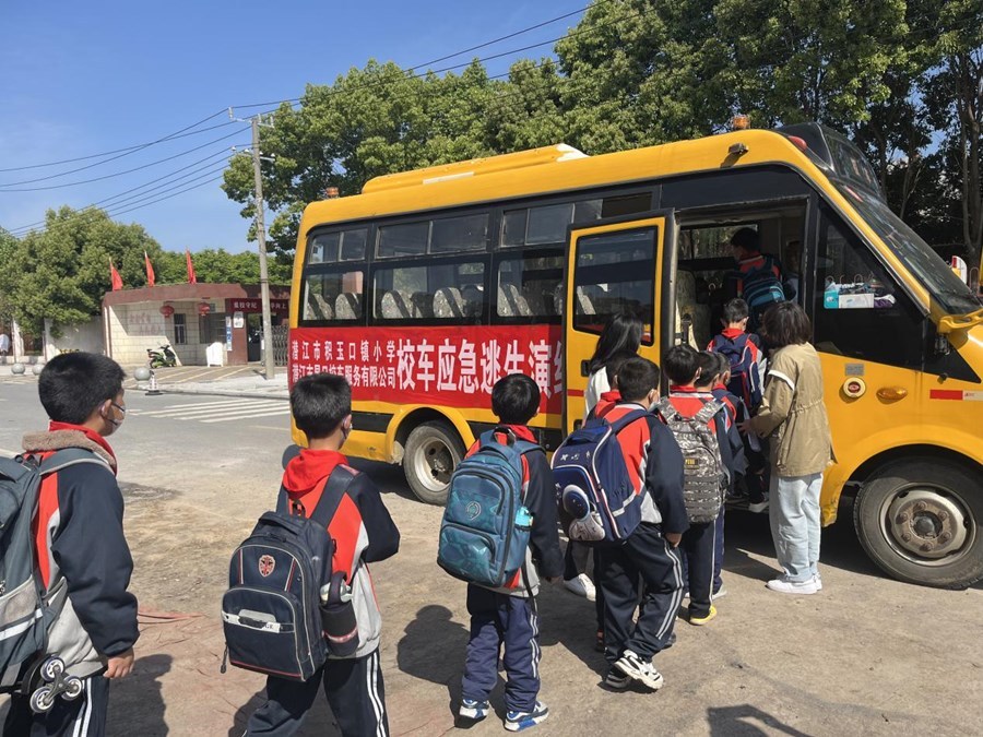 積玉口鎮小學開展校車安全應急疏散演練