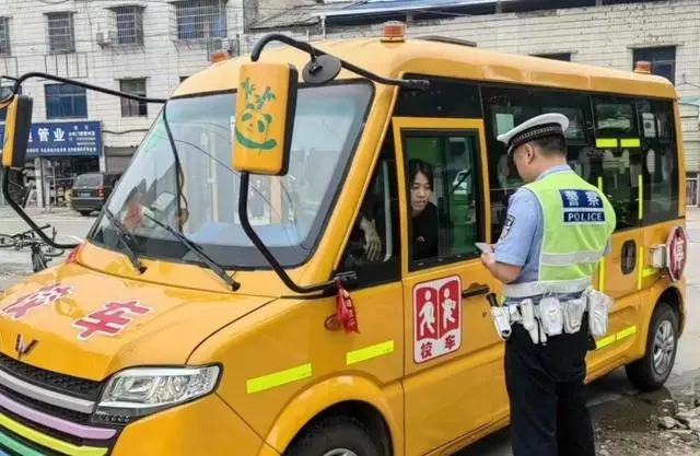 湘鄉市金石鎮：把好校車安全關 守護學生上學路