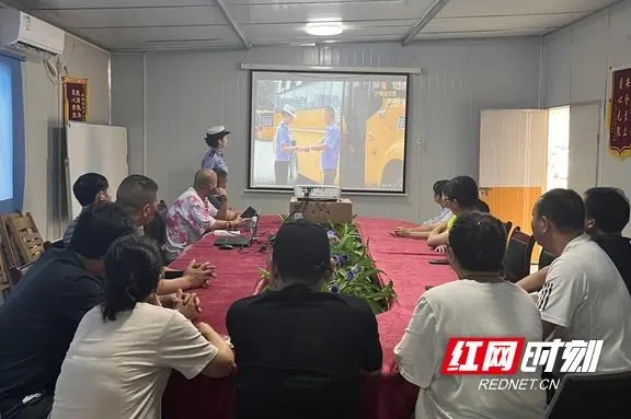 為愛護航 雁峰交警開展校車安全大檢查