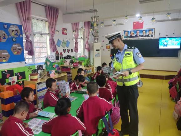 平安建設 | 化隆交警：走進幼兒園開展校車安全檢查和安全宣傳教育