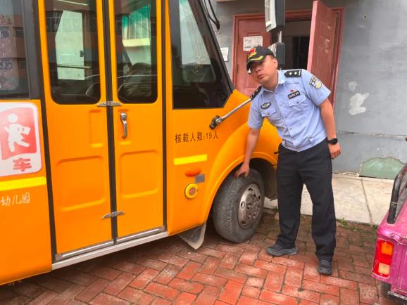 平安建設 | 化隆交警：走進幼兒園開展校車安全檢查和安全宣傳教育