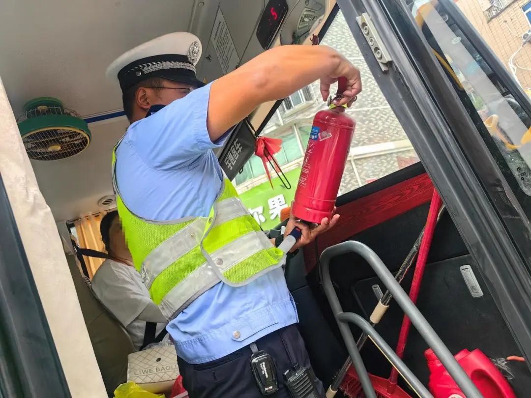 【護學行動】開學季太白園中隊加強校車檢查