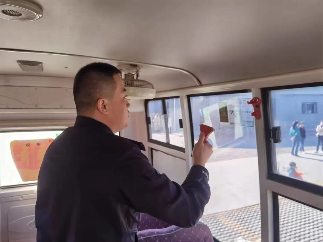 “幼”見交警 安全“童”行 交警二大隊走進幼兒園開展交通安全宣傳及校車檢查行動 “幼”見交警 安全“童”行 交警二大隊走進幼兒園開展交通安全宣傳及校車檢查行動