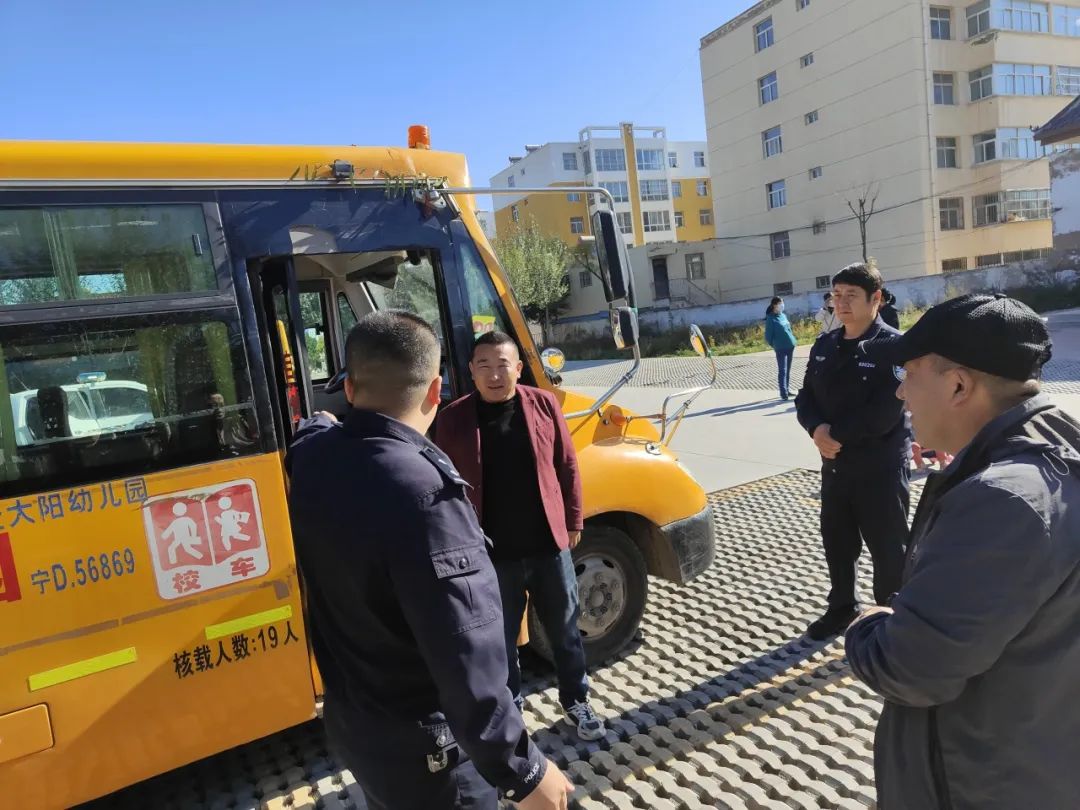 “幼”見交警 安全“童”行 交警二大隊走進幼兒園開展交通安全宣傳及校車檢查行動 “幼”見交警 安全“童”行 交警二大隊走進幼兒園開展交通安全宣傳及校車檢查行動