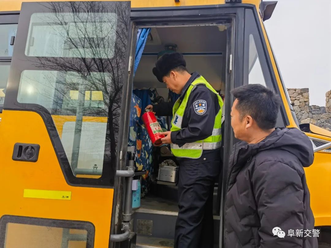 冬季行動(dòng)丨阜新交警對(duì)校車開(kāi)展安全大檢查/ 圖片