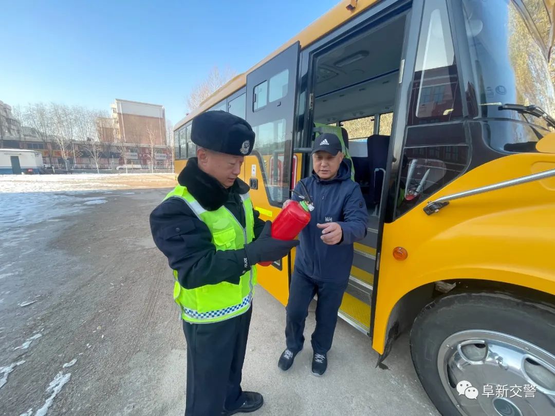 冬季行動(dòng)丨阜新交警對(duì)校車開(kāi)展安全大檢查/ 圖片