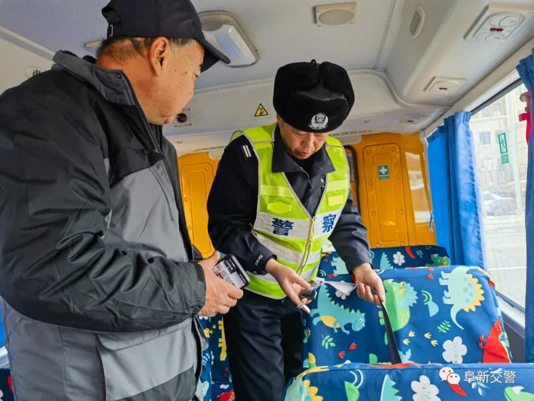 冬季行動(dòng)丨阜新交警對(duì)校車開(kāi)展安全大檢查/ 圖片