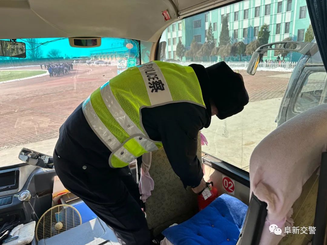 冬季行動(dòng)丨阜新交警對(duì)校車開(kāi)展安全大檢查/ 圖片