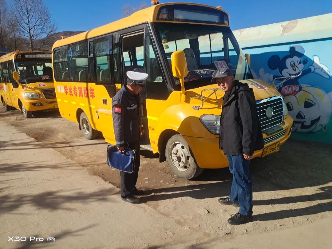 【冬季行為】互助交警開展全縣校車安全檢查,擰緊冬季校車出行“安全閥” 圖片