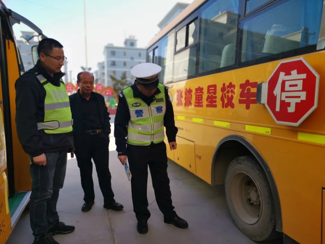 【主動(dòng)創(chuàng)穩(wěn)·祁連1號(hào)】 甘州公安交警開(kāi)展冬季校車(chē)安全檢查 圖片