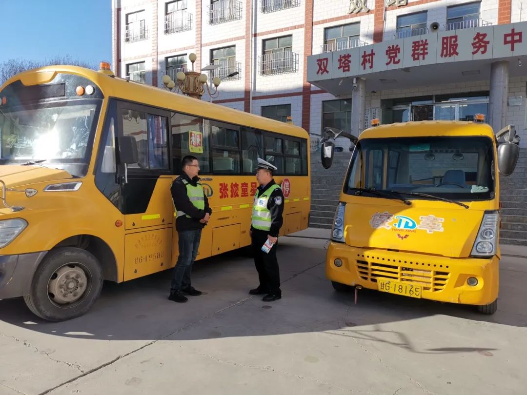【主動(dòng)創(chuàng)穩(wěn)·祁連1號(hào)】 甘州公安交警開(kāi)展冬季校車(chē)安全檢查 圖片