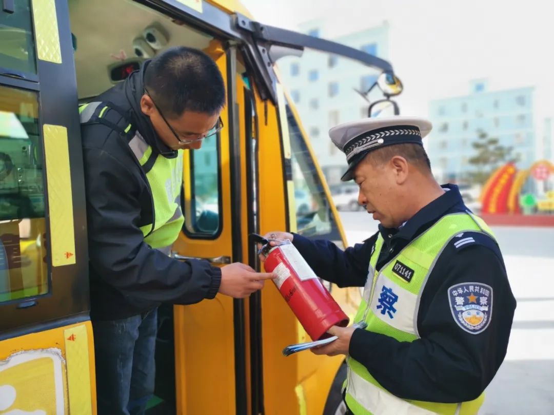 【主動(dòng)創(chuàng)穩(wěn)·祁連1號(hào)】 甘州公安交警開(kāi)展冬季校車(chē)安全檢查 圖片