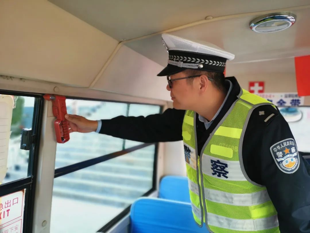 【主動(dòng)創(chuàng)穩(wěn)·祁連1號(hào)】 甘州公安交警開(kāi)展冬季校車(chē)安全檢查 圖片