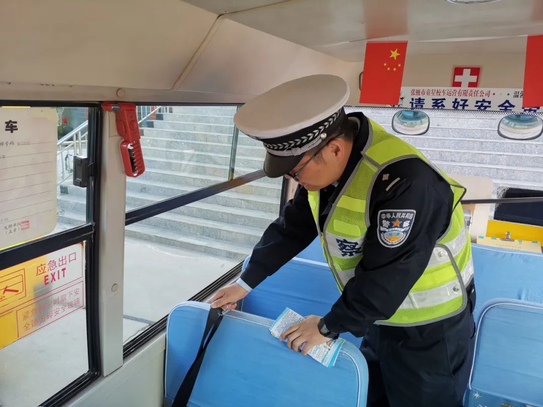 【主動(dòng)創(chuàng)穩(wěn)·祁連1號(hào)】 甘州公安交警開(kāi)展冬季校車(chē)安全檢查 圖片