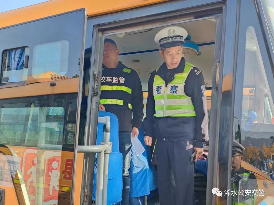 冬季行動丨浠水交警開展校車安全檢查/ 圖片