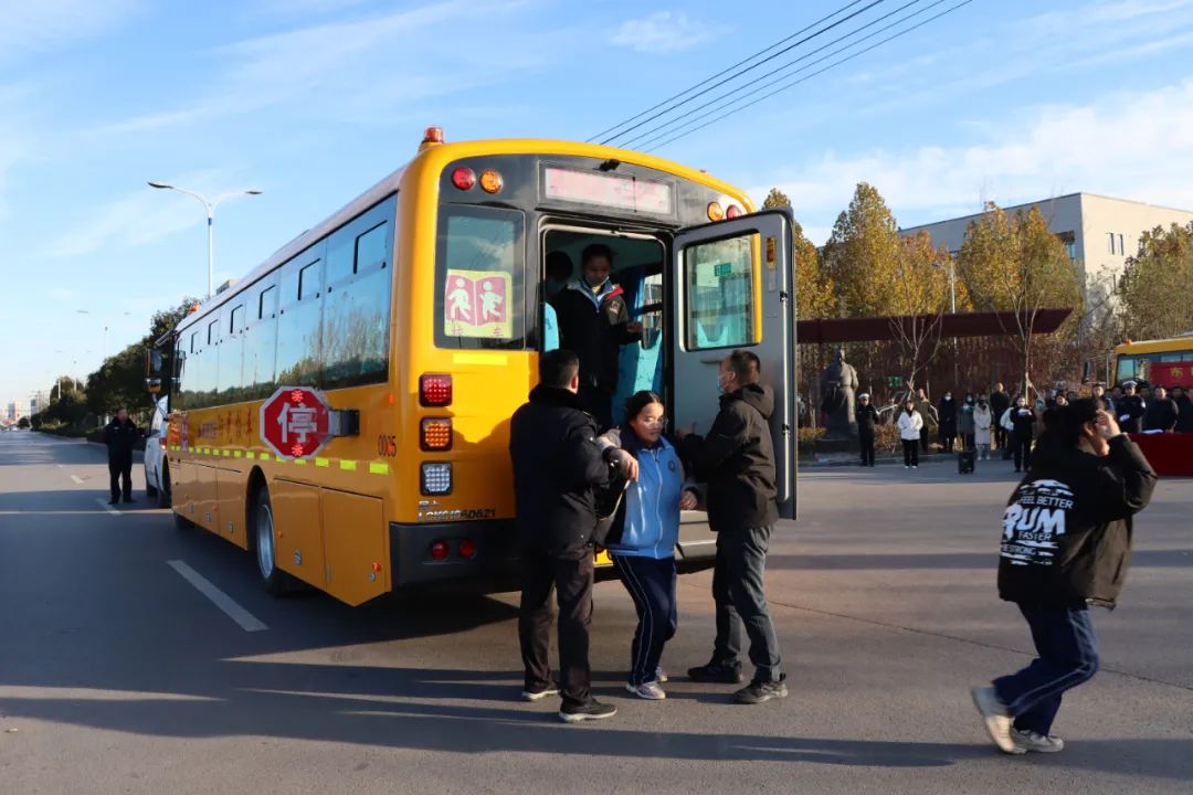 東阿縣舉行校車安全應急演練活動/ 圖片