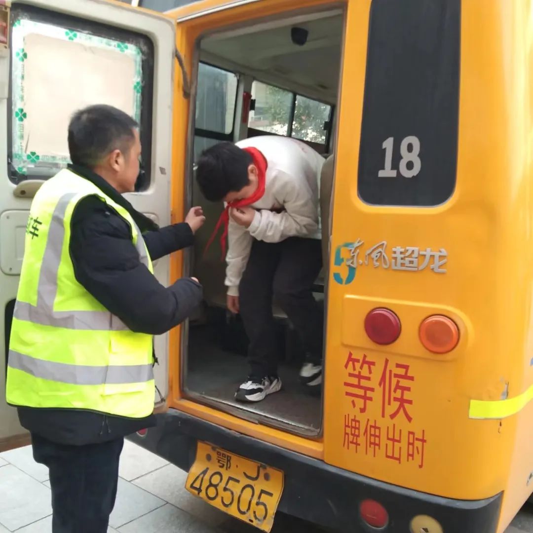 【校園安全專項(xiàng)整治行動(dòng)】校車安全記心間 應(yīng)急演練助安全 圖片