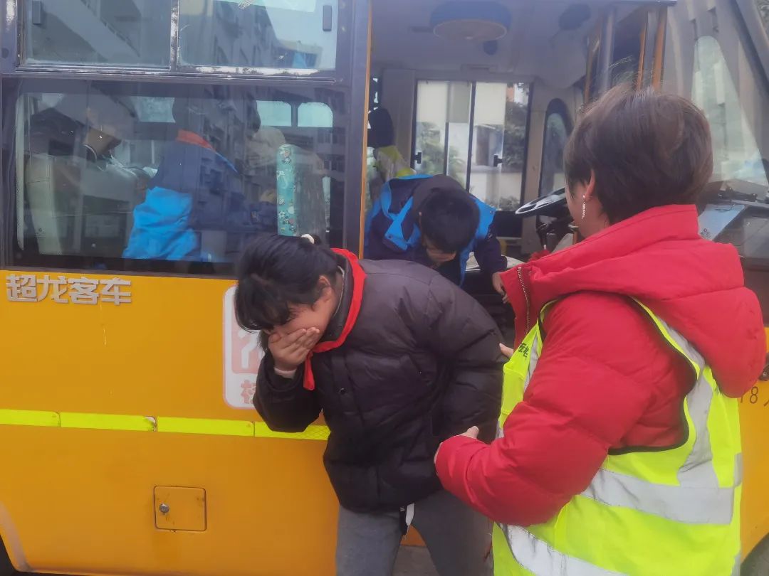 【校園安全專項(xiàng)整治行動(dòng)】校車安全記心間 應(yīng)急演練助安全 圖片