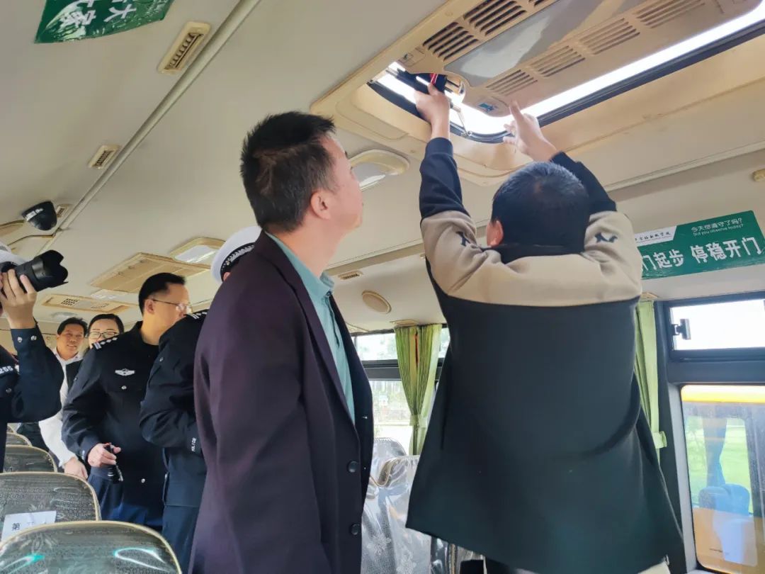 筑牢安全防線——古鎮新徽學校迎接校車運行安全大檢查 圖片